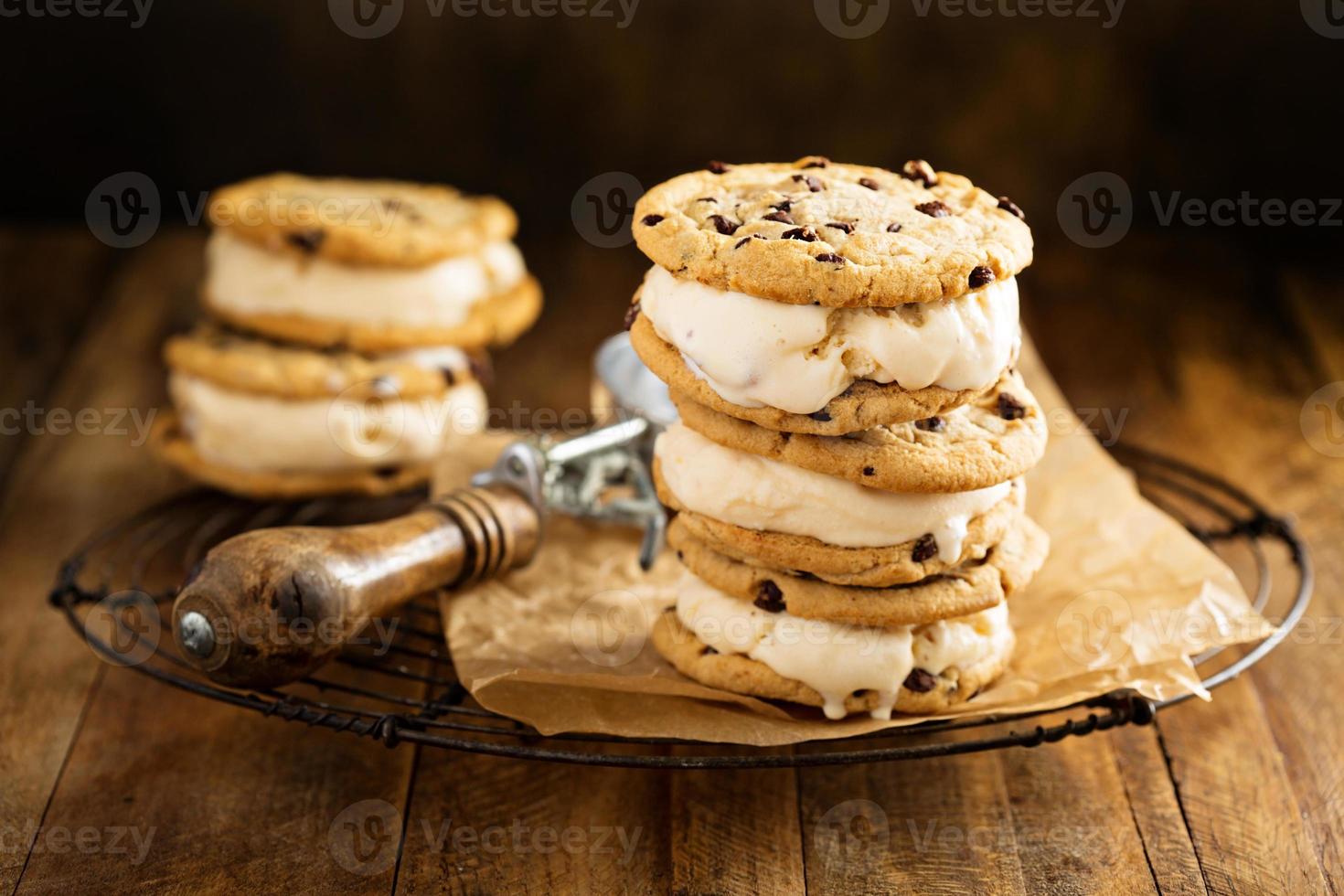 Eiscreme-Sandwiches mit Schokoladenkeksen foto