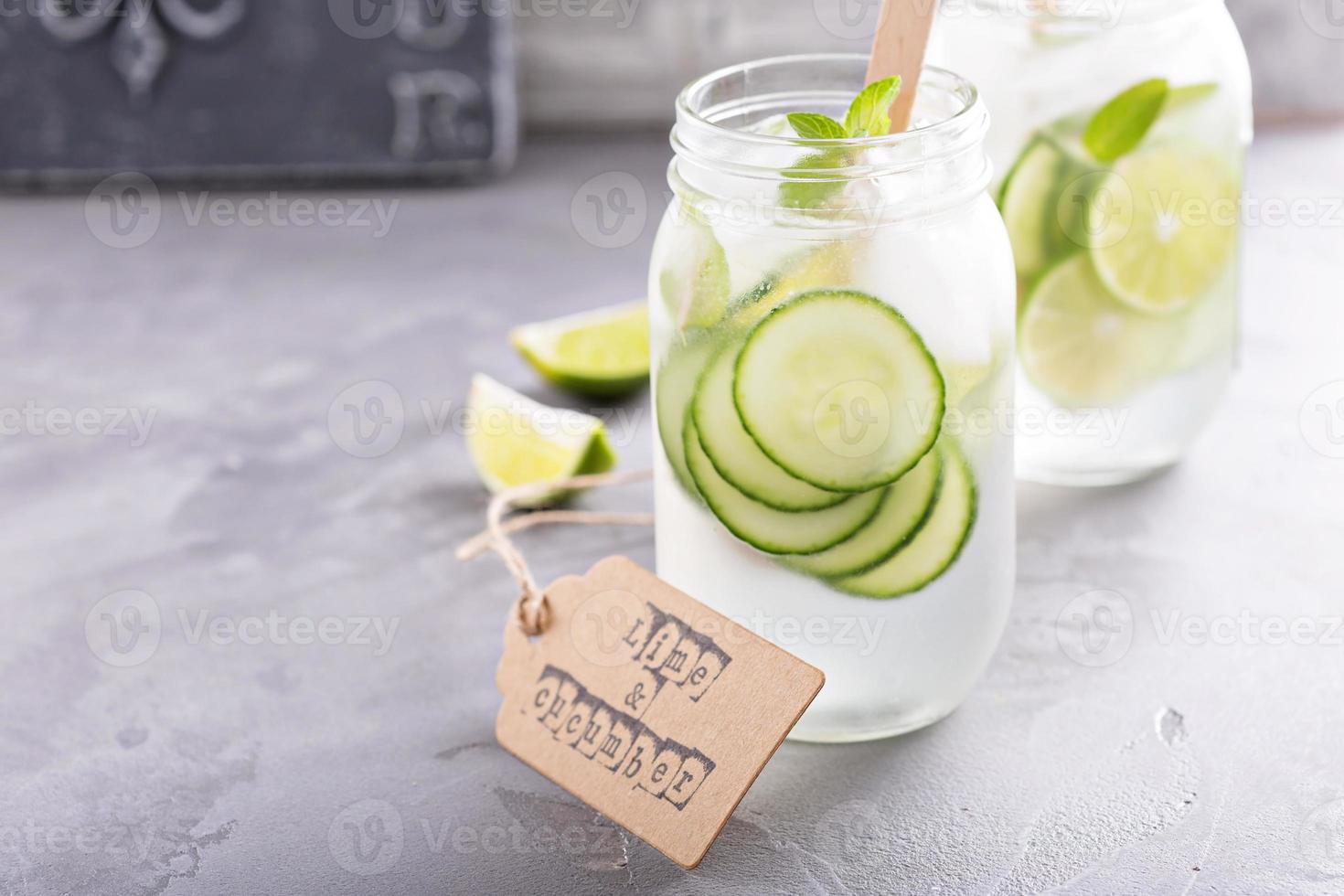 Limetten- und Gurkenlimonade in Weckgläsern foto