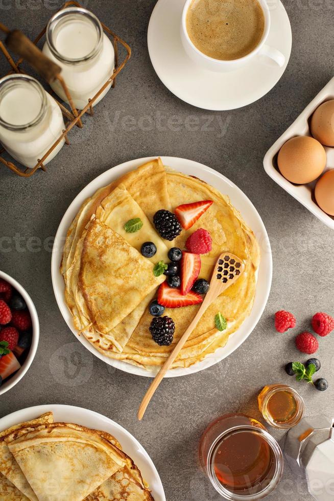 dünne Crêpes mit Beeren und Honig foto