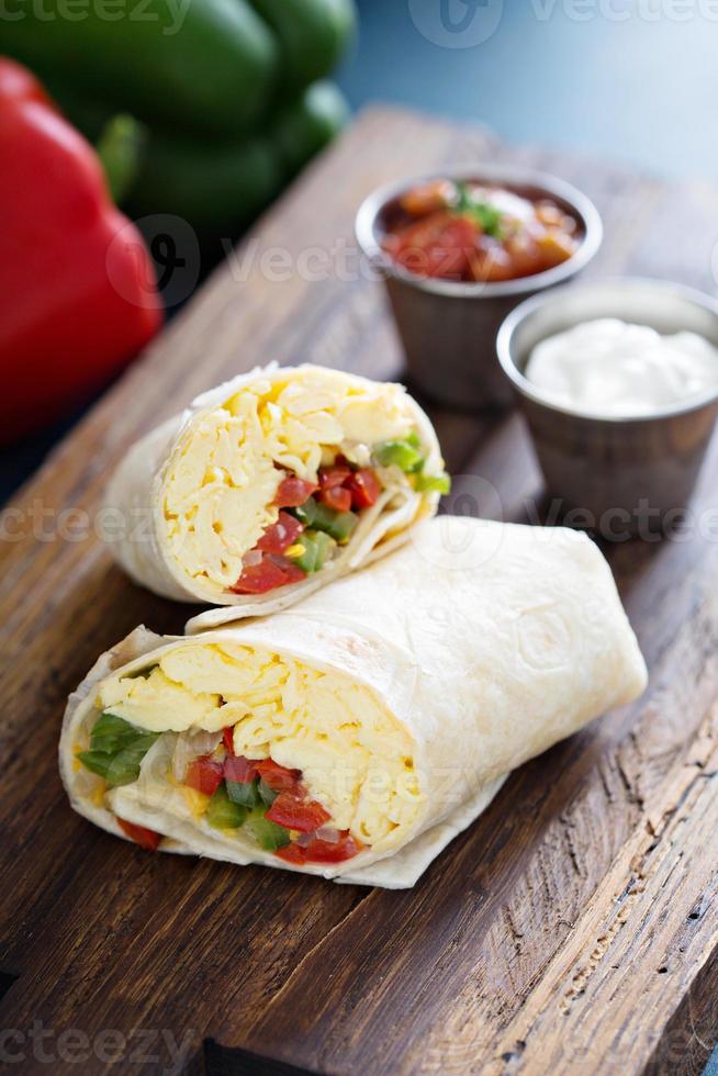 vegetarisches Frühstück Burrito mit Eiern foto