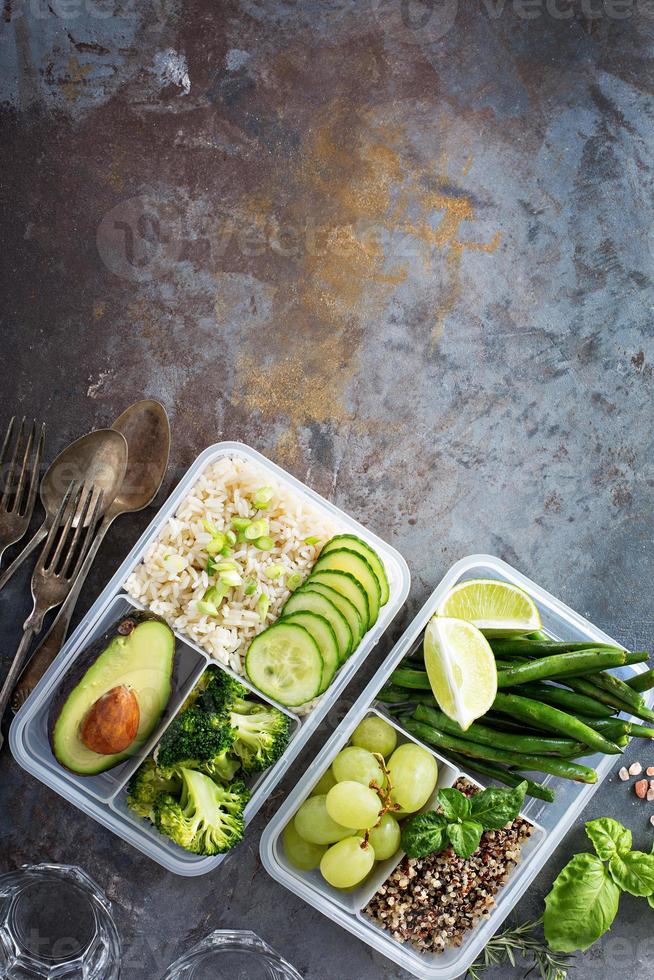 vegane Green Meal Prep Container mit Reis und Gemüse foto