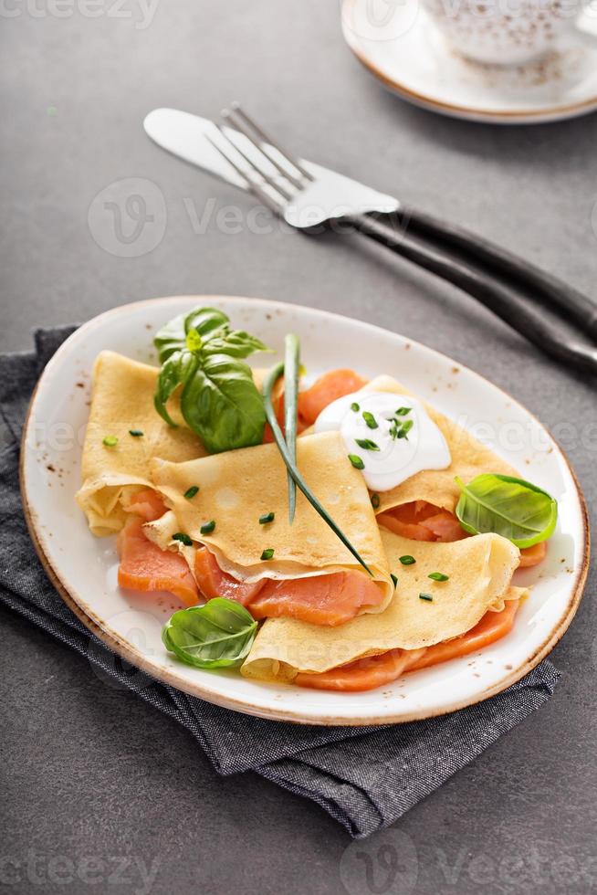 herzhafte Crêpes mit Lachsfüllung foto