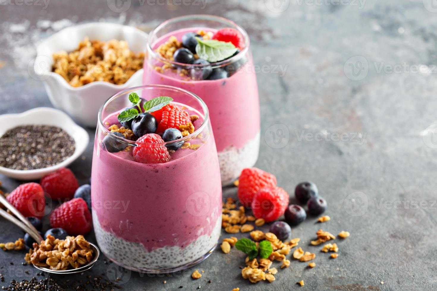 Chiapudding-Parfait mit Beeren-Smoothie foto