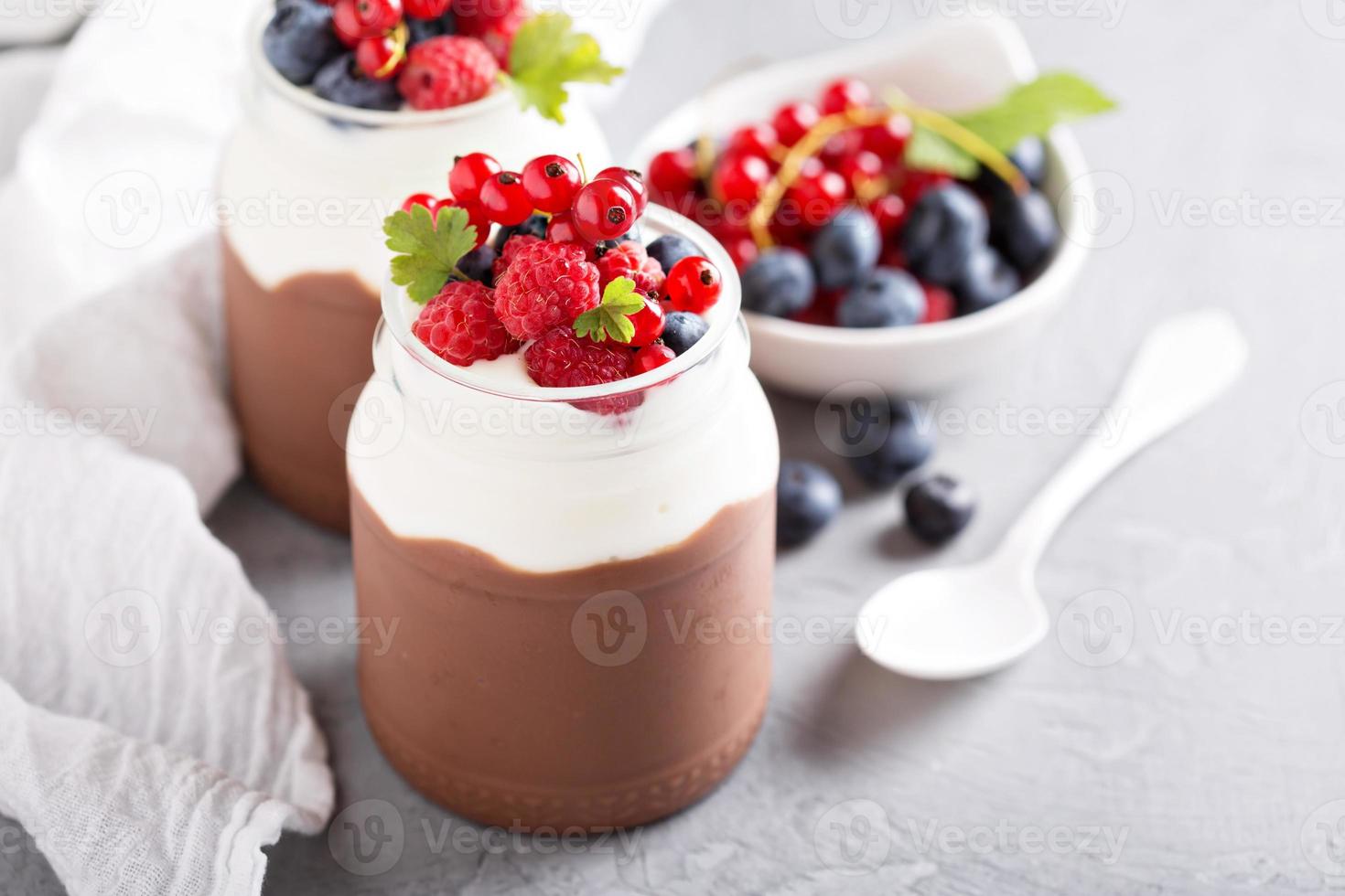 Schokoladenpudding mit Sahne und frischen Beeren foto