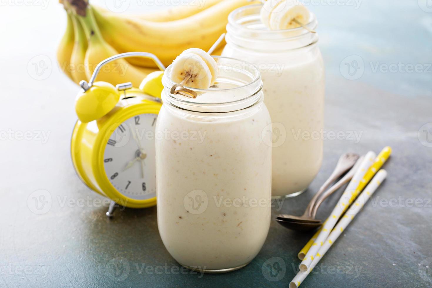 Bananen-Smoothie in Einmachgläsern foto