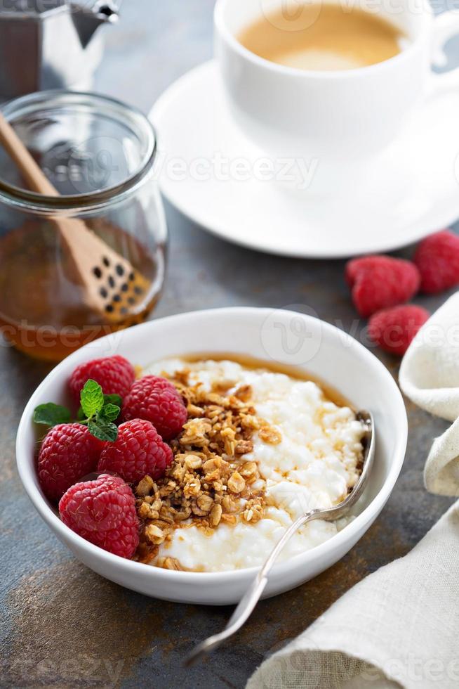 Hüttenkäse zum Frühstück mit Müsli foto