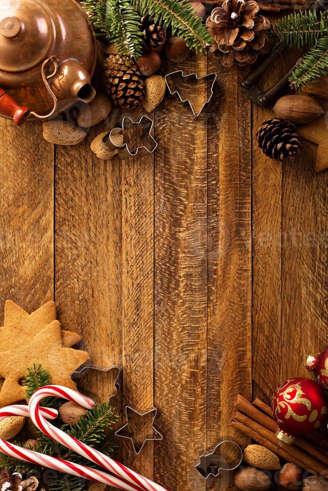 weihnachtshintergrund mit nüssen, dekorationen und zuckerstange foto