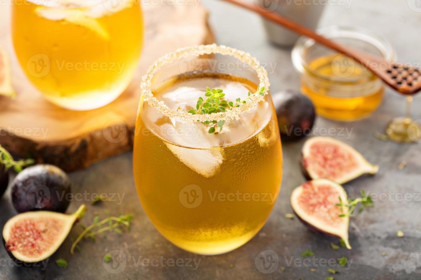 Herbsterfrischender Cocktail mit Feige, Honig und Thymian foto