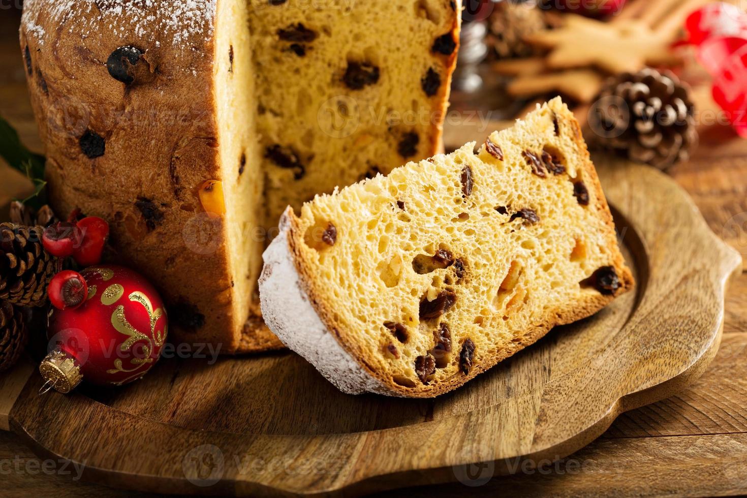 Traditioneller Weihnachtspanettone mit getrockneten Früchten foto