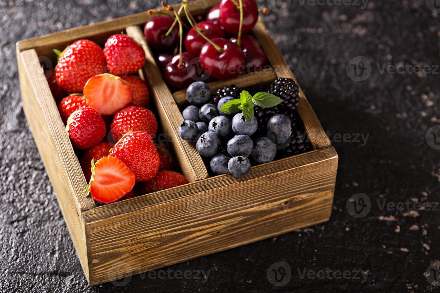 frische Beeren in Holzkiste foto