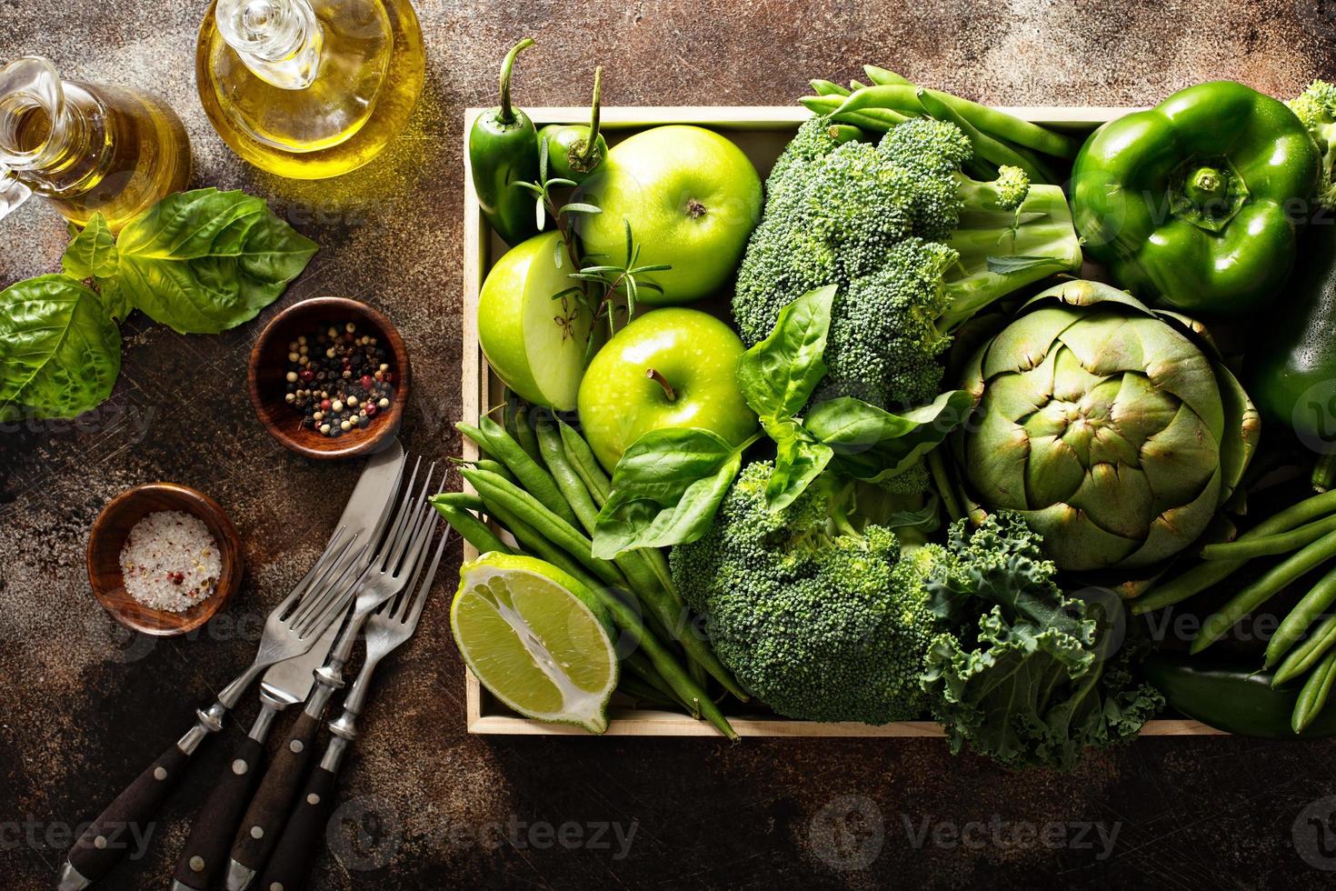 Vielfalt an grünem Gemüse und Obst foto