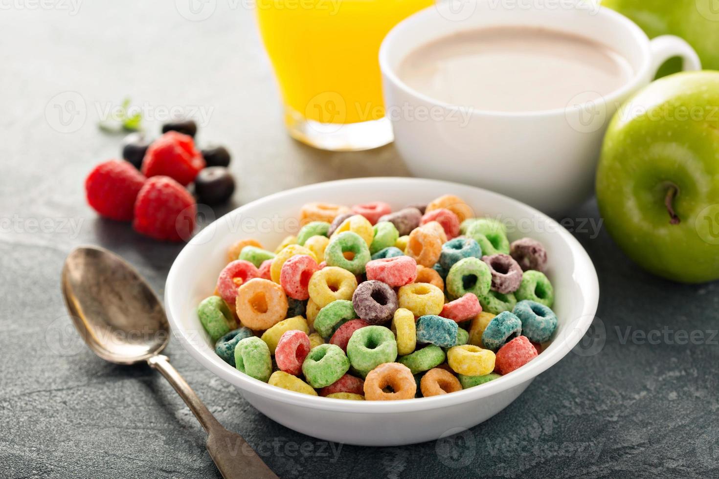 obst buntes süßes müsli mit saft und kakao foto