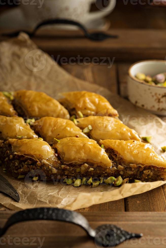 hausgemachtes Baklava mit Pistazien und Haselnüssen foto