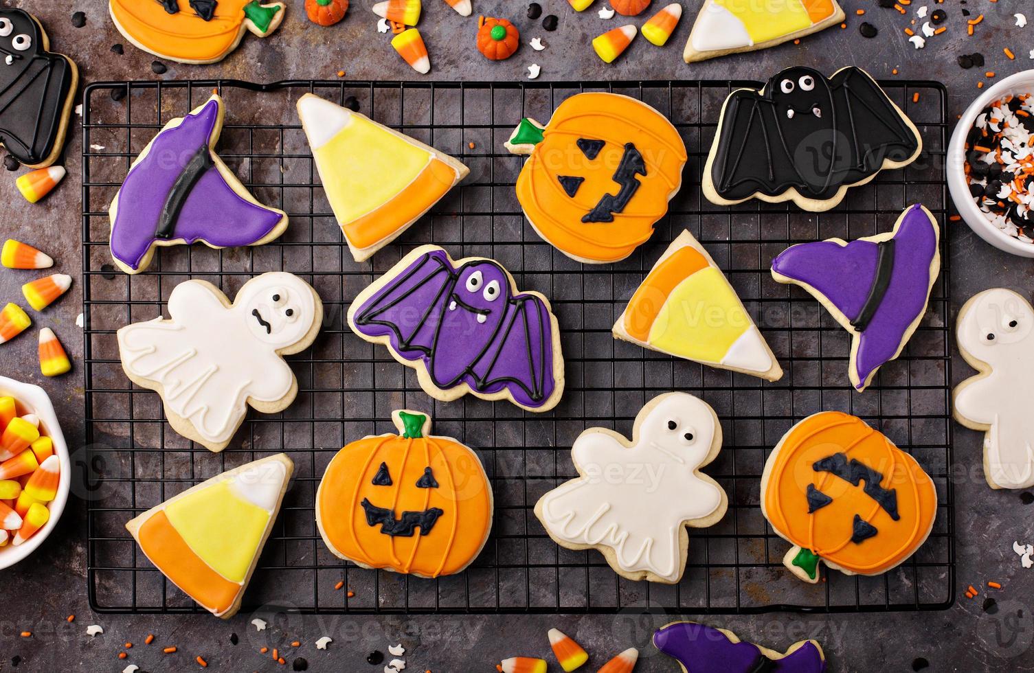 Halloween-Kekse, dekoriert mit königlicher Zuckerglasur foto