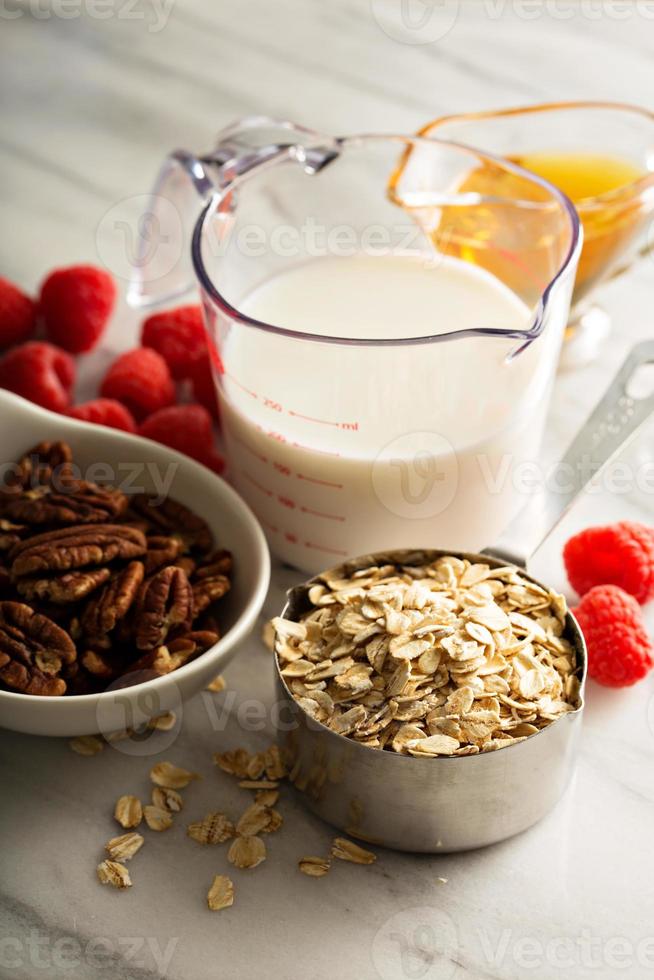 Haferflocken mit Hafer und Milch kochen foto