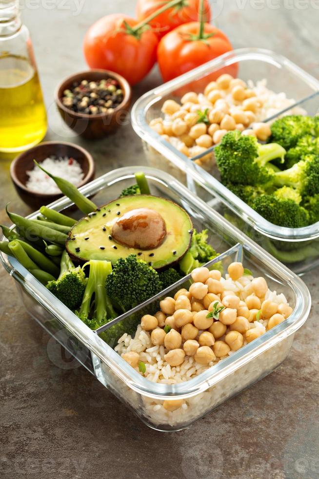 vegane Mahlzeitenzubereitungsbehälter mit gekochtem Reis und Kichererbsen foto