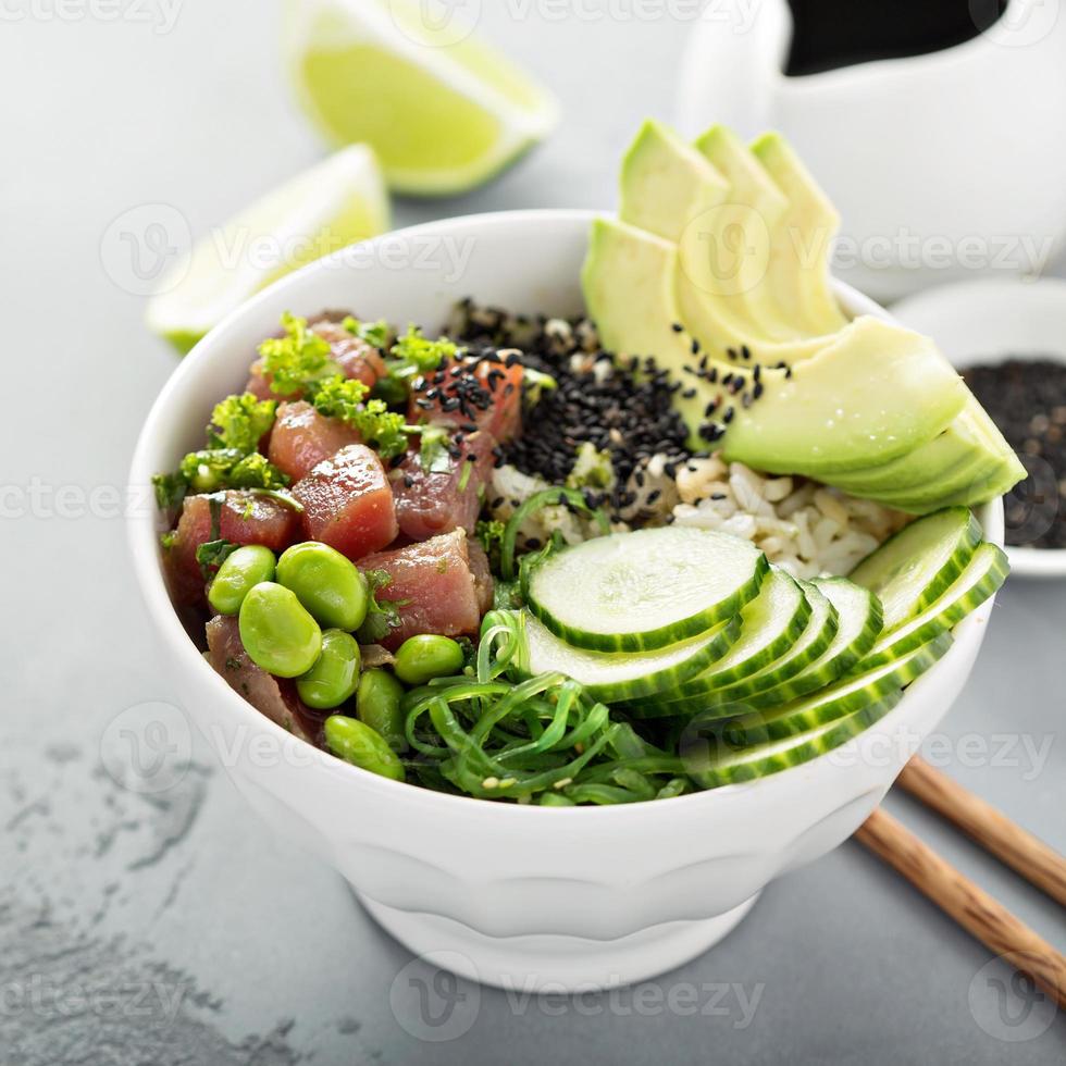 Poke Bowl mit rohem Thunfisch, Reis und Gemüse foto