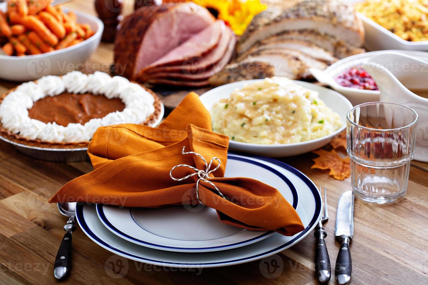 Thanksgiving-Tisch mit Truthahn und Beilagen foto