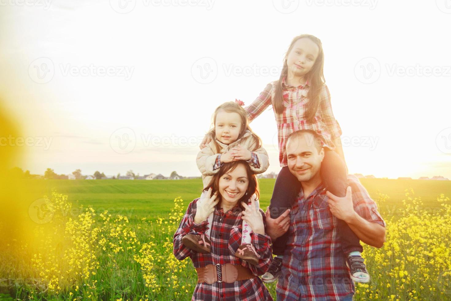 glückliche Familie alle zusammen in der Natur foto