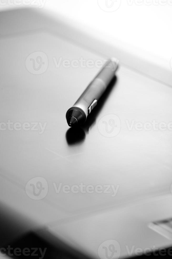 digitaler Stift auf einem Tablet foto