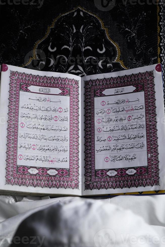 kleines Mädchen, das den Koran liest. islamisches Konzept foto