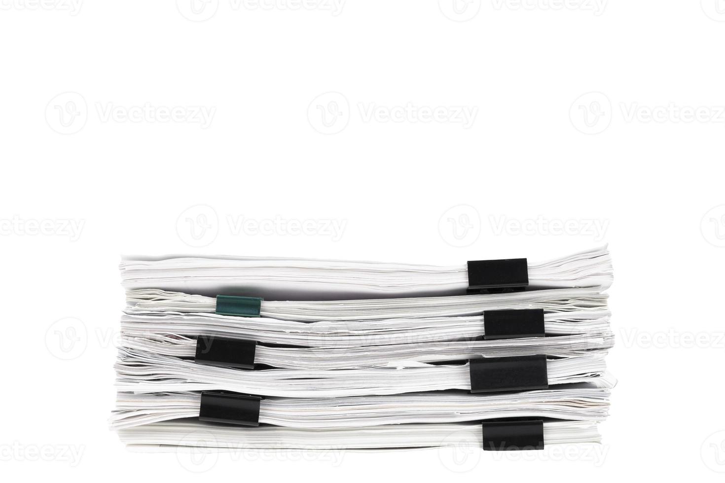 stapel papiere mit büroklammern, büroordner. weißer isolierter Hintergrund. foto