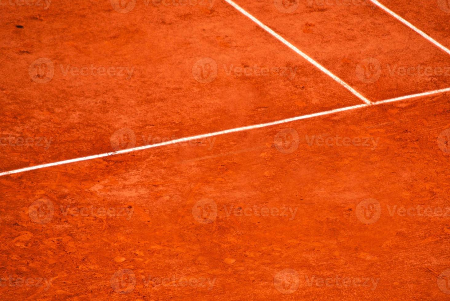 Neue orangefarbene Tennisplätze im Freien mit weißen Linien. neuer abgenutzter Tennisplatz. foto