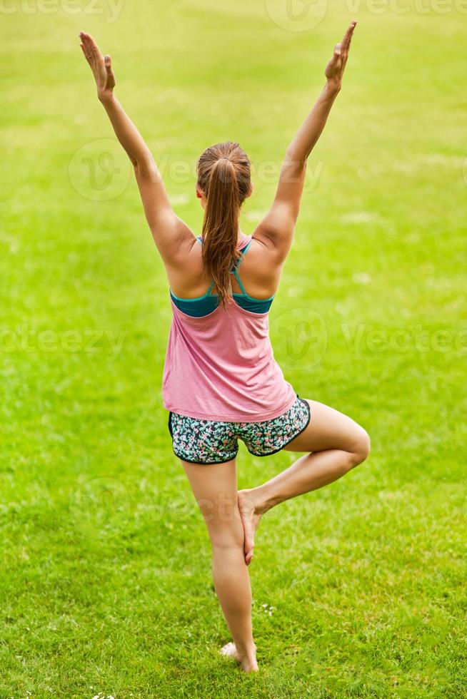 junge Frau beim Yoga im Park foto