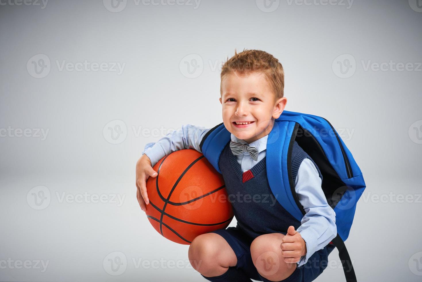 Porträt eines Jungen bereit zur Schule, isoliert auf weiss foto