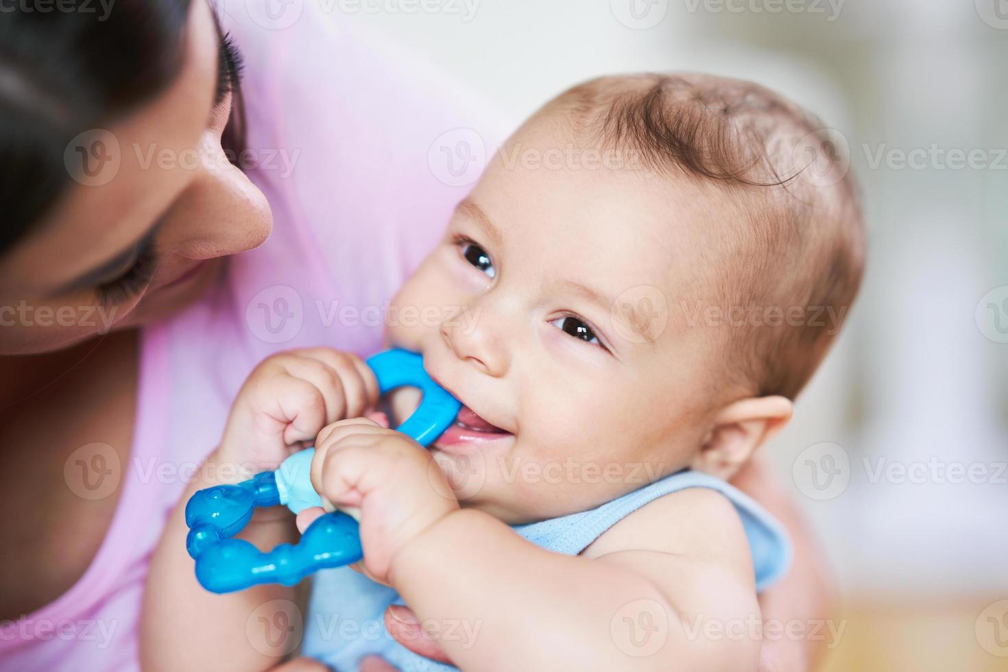 Mutter und ihr neugeborenes Baby mit Beißring foto