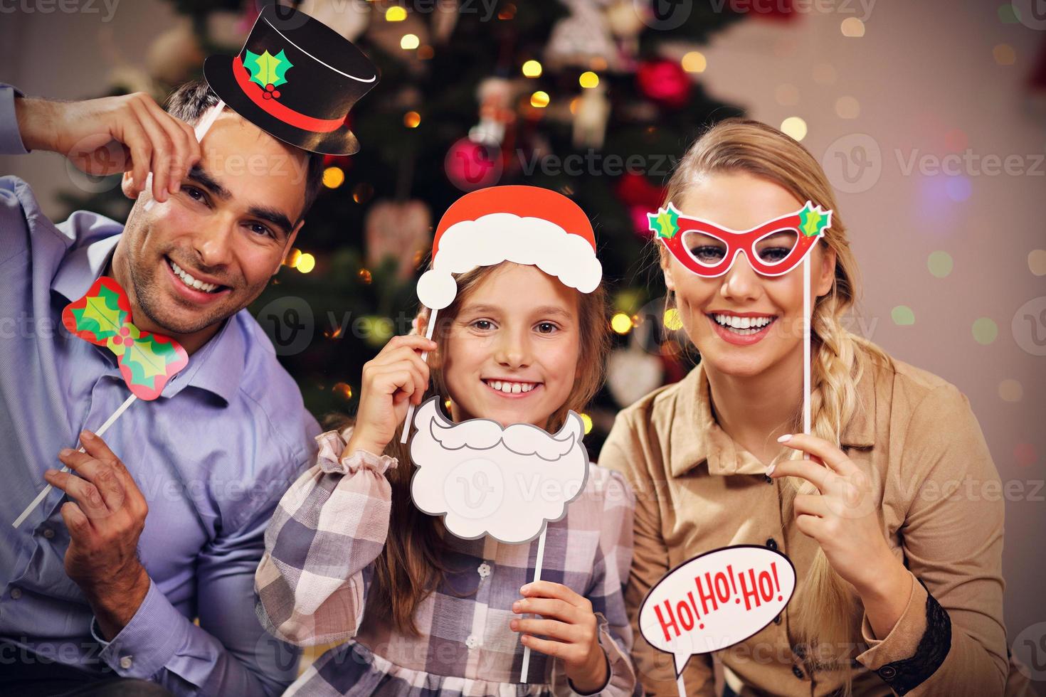 glückliche familie, die spaß während der weihnachtszeit hat foto