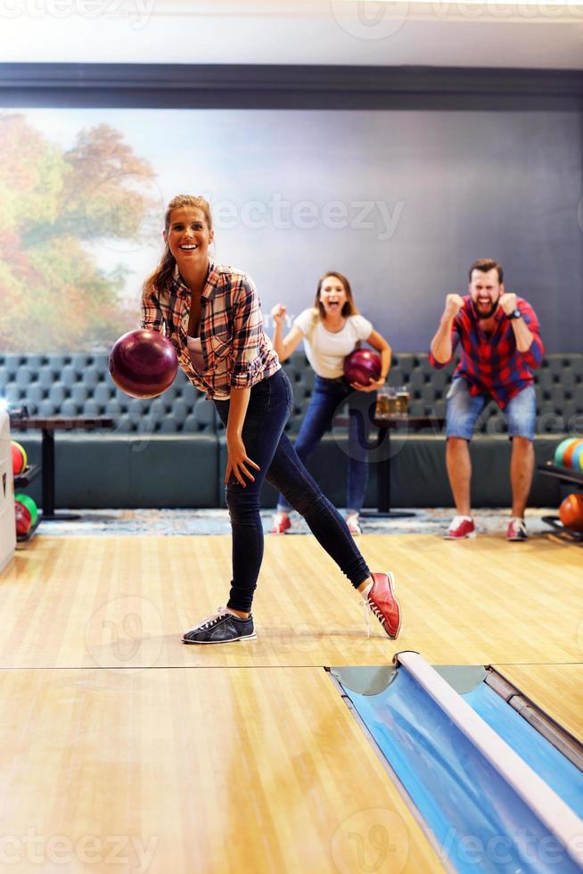 Freunde spielen Bowling foto