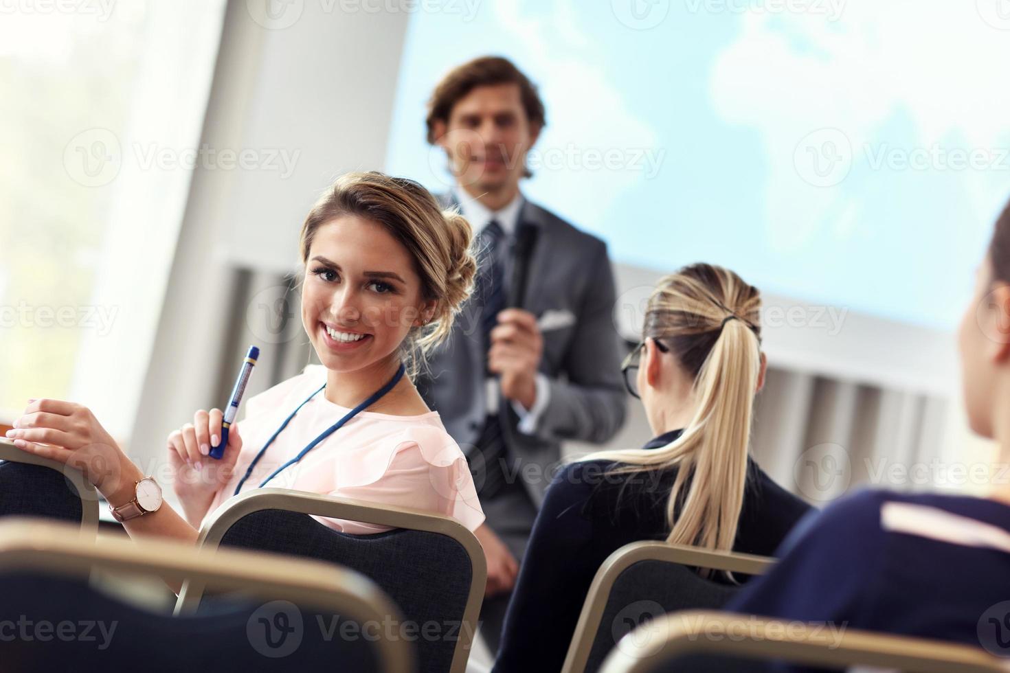 geschäftsleute, die eine konferenz haben foto