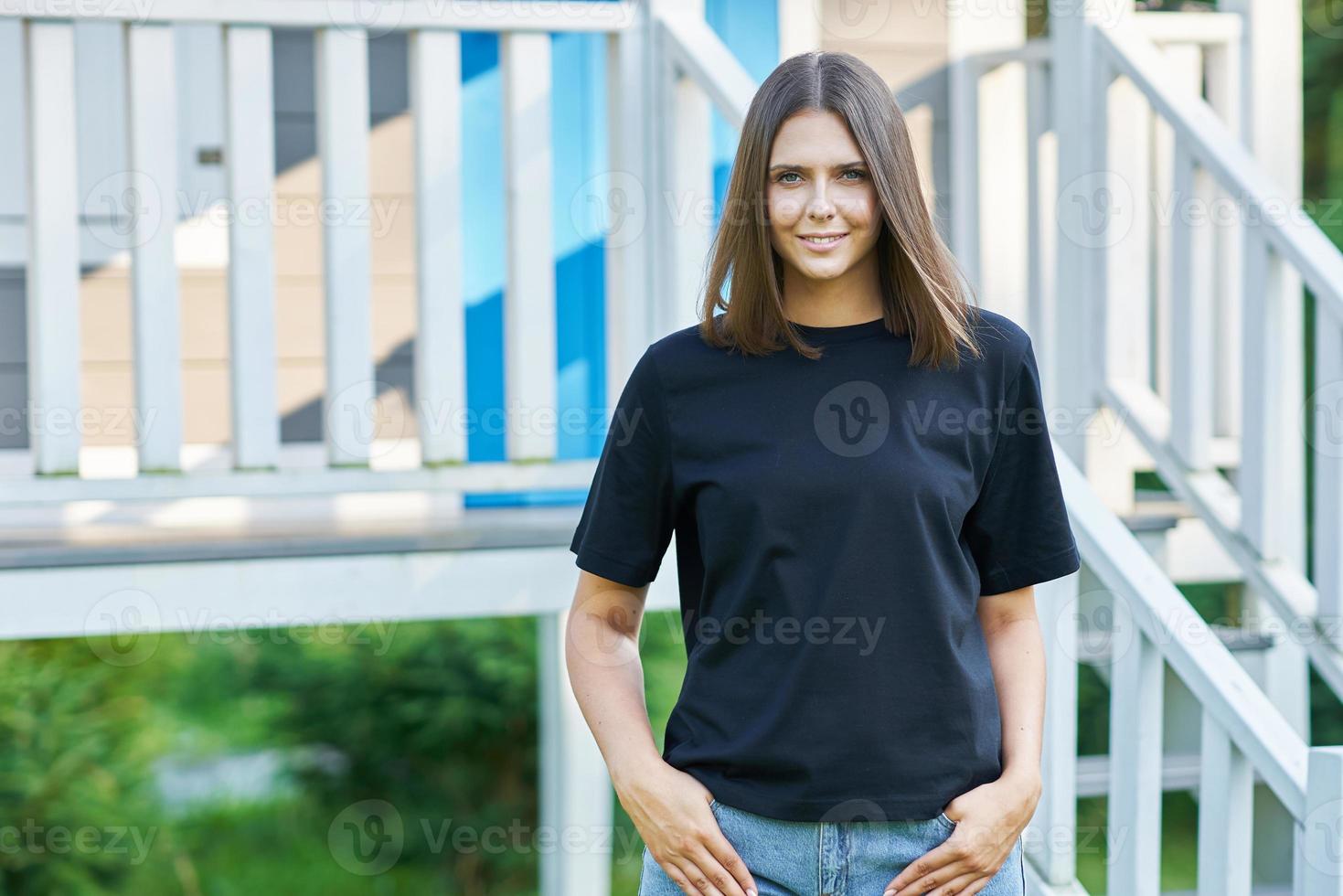 junge Frau im schwarzen Hemd foto