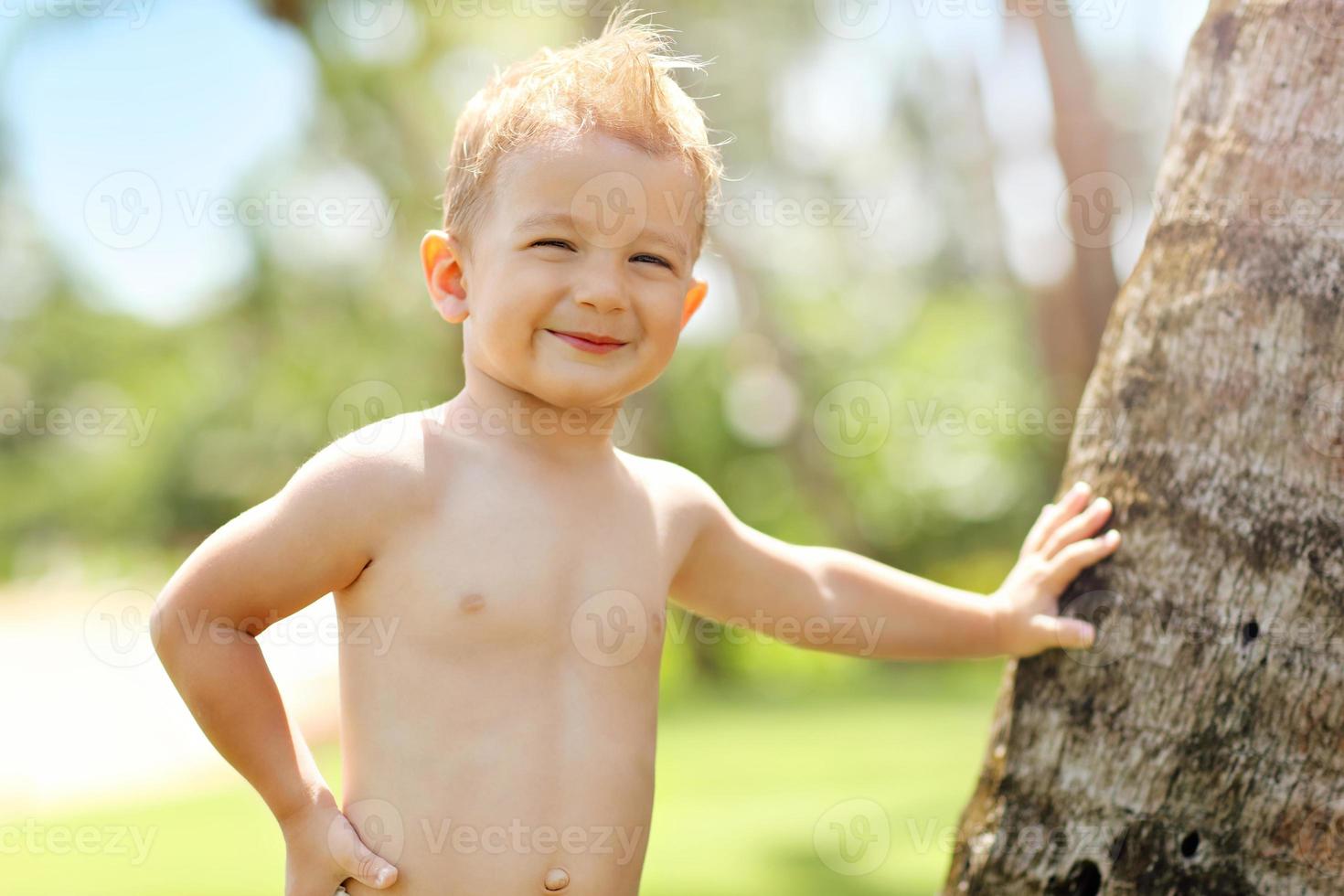 kleiner Junge im Urlaub am Strand foto