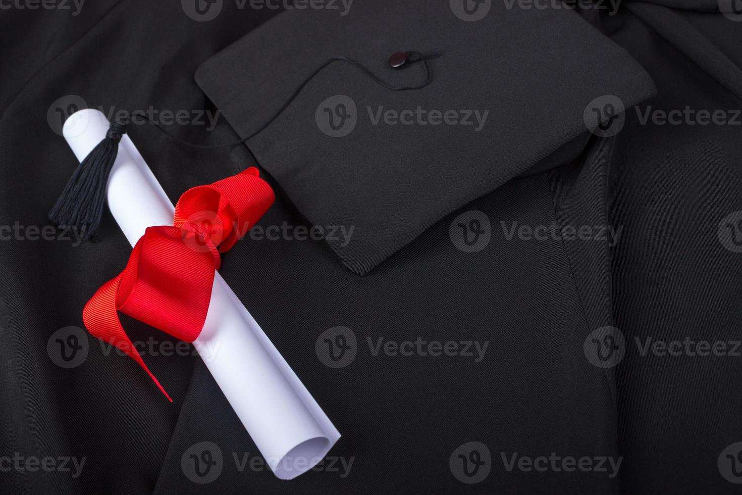 Abschluss-Tag. ein Kleid, eine Abschlusskappe und ein Diplom und fertig für den Abschlusstag foto