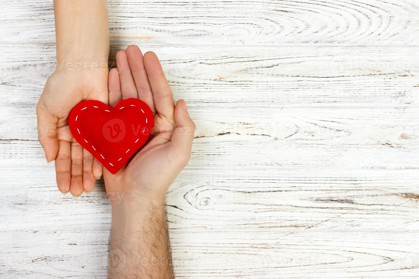 Hilfe, Herz in der Hand auf Holzhintergrund. Valentinstag-Konzept. Platz kopieren foto