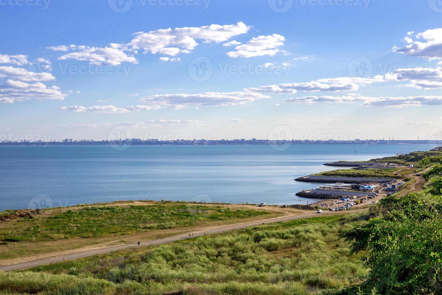 Seehafen mit blauem Wasser und blauem Himmel mit Wolken foto