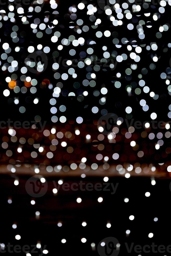 abstraktes Licht Bokeh als Hintergrund defokussiert und verschwommen viele runde Lichter auf schwarzem Hintergrund foto