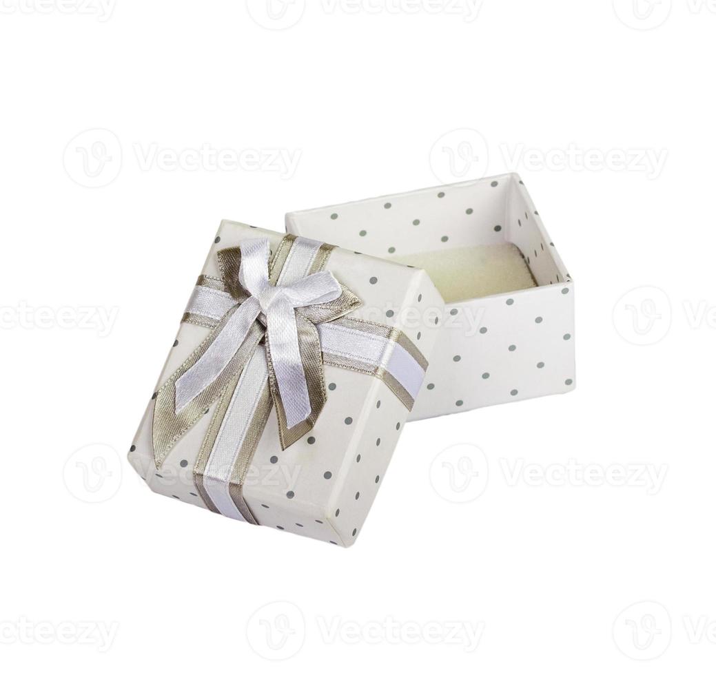 weiße leere geschenkbox mit kleinen kreisen graues stoffband mit grauer krawatte. isoliert weiß. foto