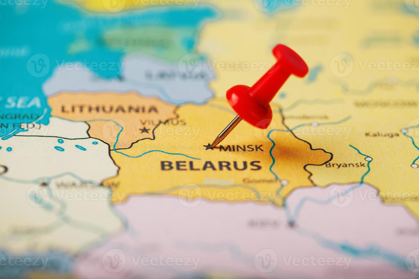 der ort des ziels auf der weißrussischen karte ist durch eine rote stecknadel gekennzeichnet foto