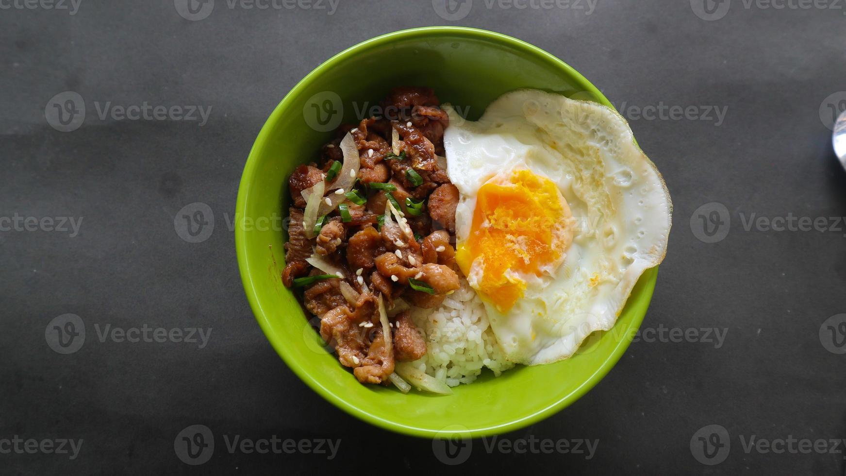 Bibimbap-Reis in einer Schüssel, Bibimbap ist ein koreanisches Gericht, Reis in einer Schüssel mit Gemüse, Rindfleisch, Eiern und würziger Gochujang-Sauce Reisschüssel foto