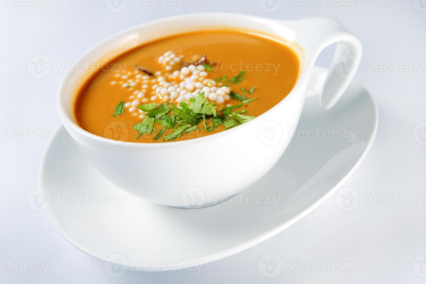 Tomatensuppe auf weißem Hintergrund foto