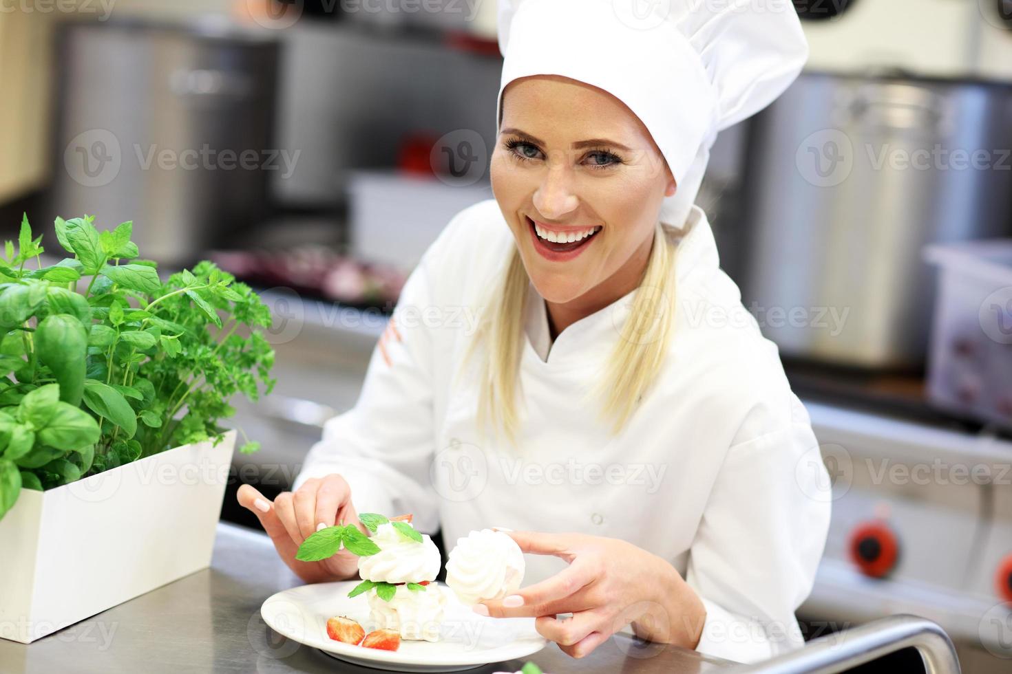 fleißiger Koch bei der Arbeit in der Restaurantküche foto