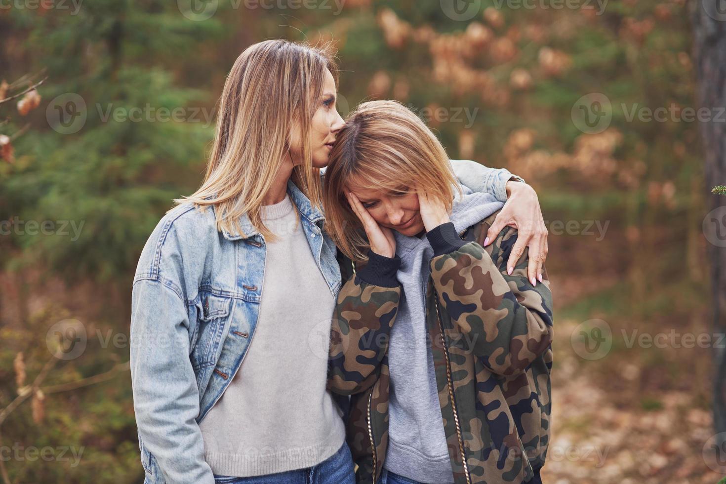 lgbt-paare oder freundinnen im holz, die schlechte zeit haben foto