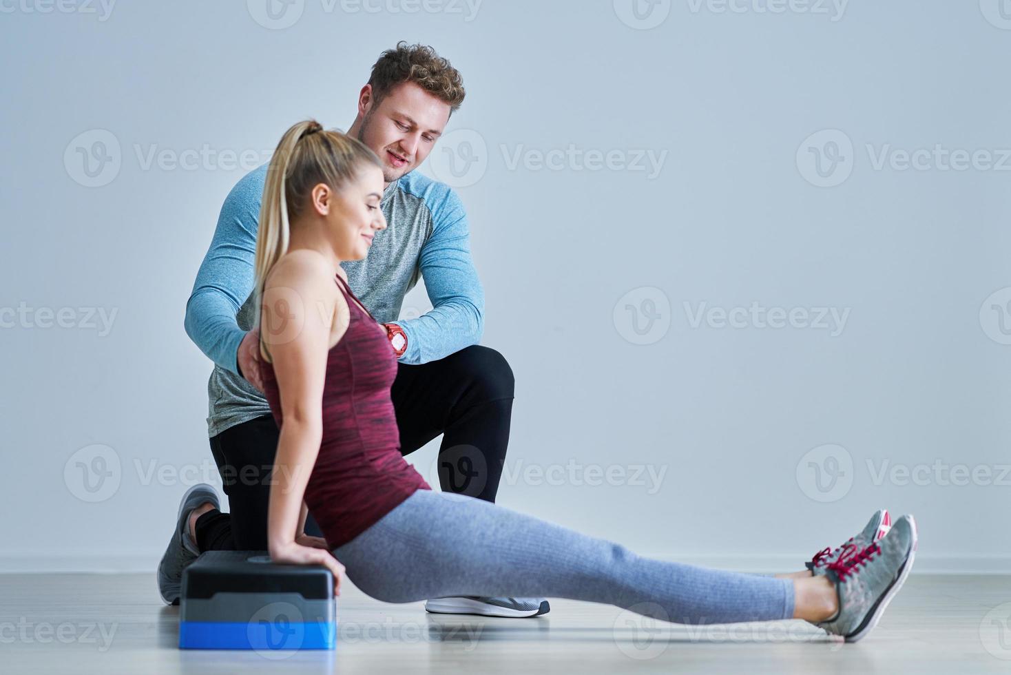 Frau mit ihrem persönlichen Fitnesstrainer foto