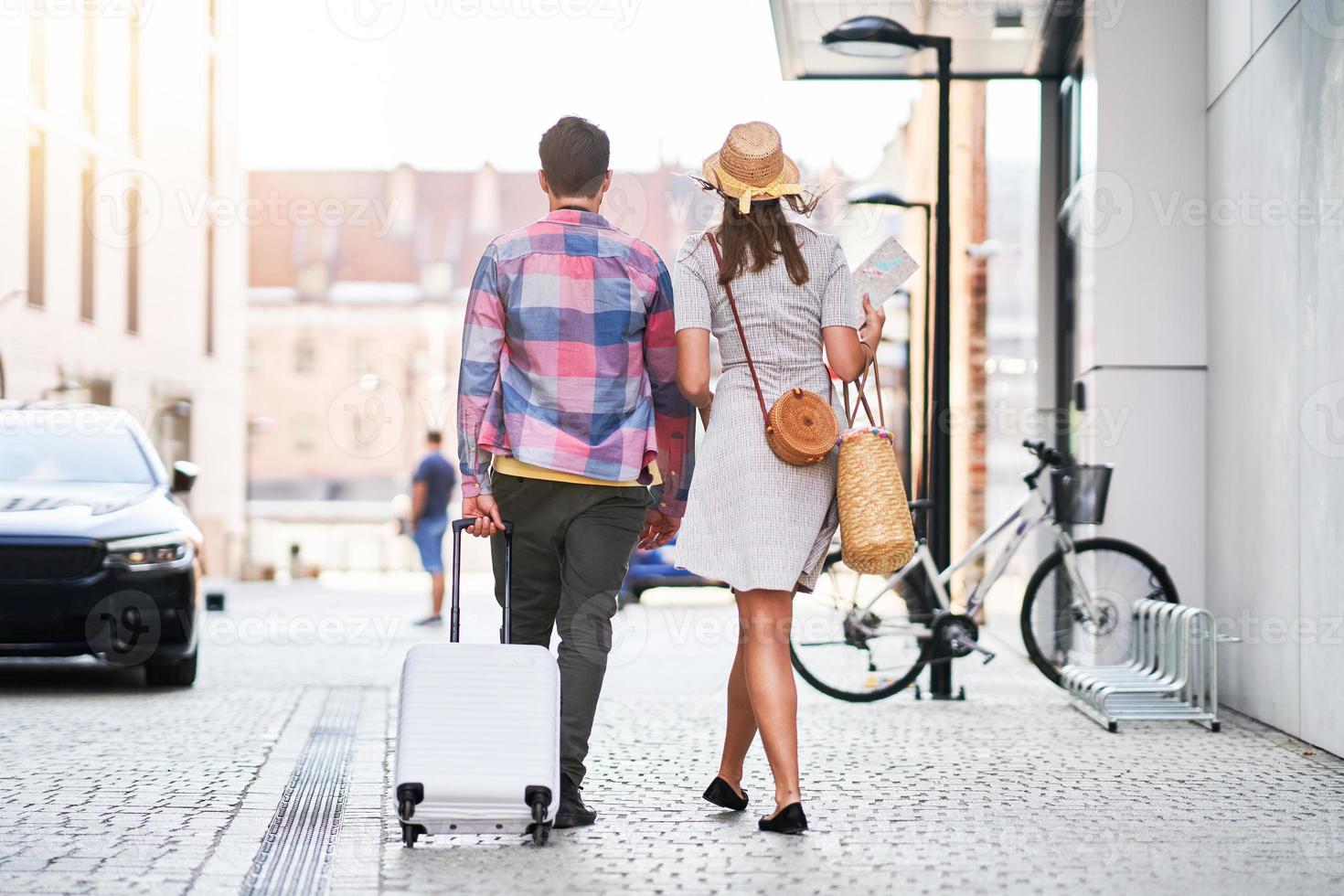 erwachsene glückliche touristen, die im sommer danzig polen besichtigen foto