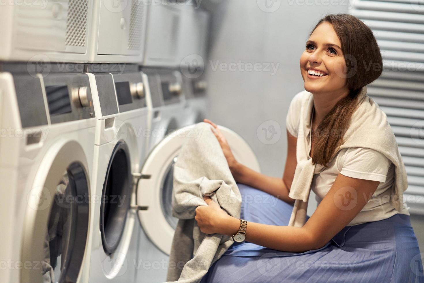 junger Student in der Waschküche foto