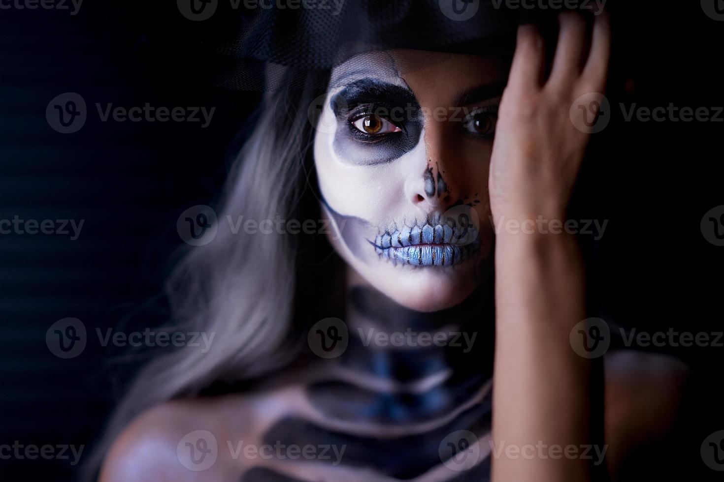 gespenstisches porträt der frau im halloween-gotischen make-up foto