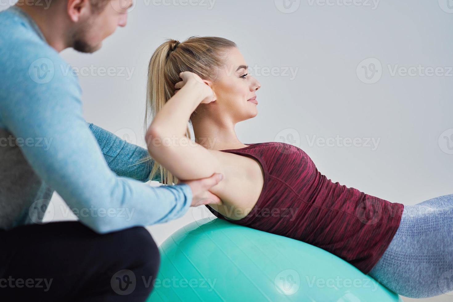 Frau mit ihrem persönlichen Fitnesstrainer foto